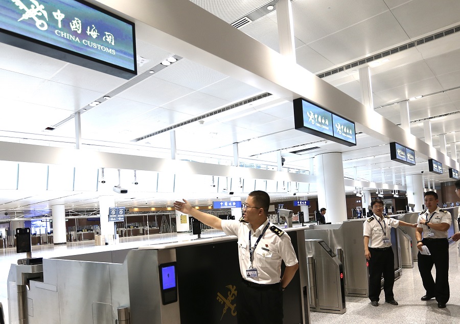9月18日,北京大兴国际机场,海关旅客检查工作人员介绍旅客入境"无感