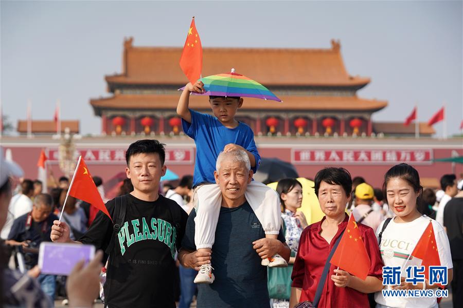 （社会）（1）北京：天安门广场游人如织