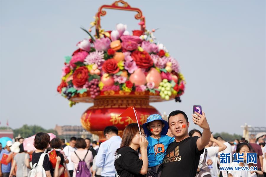 （社会）（4）北京：天安门广场游人如织