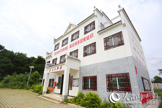 新石村委建起了具有当地特色的大楼
