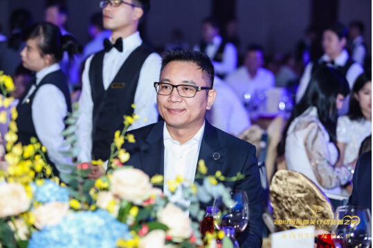 (著名企业家,慈善家,公益先行者 朱强先生)最后,由深圳市女企业家代表