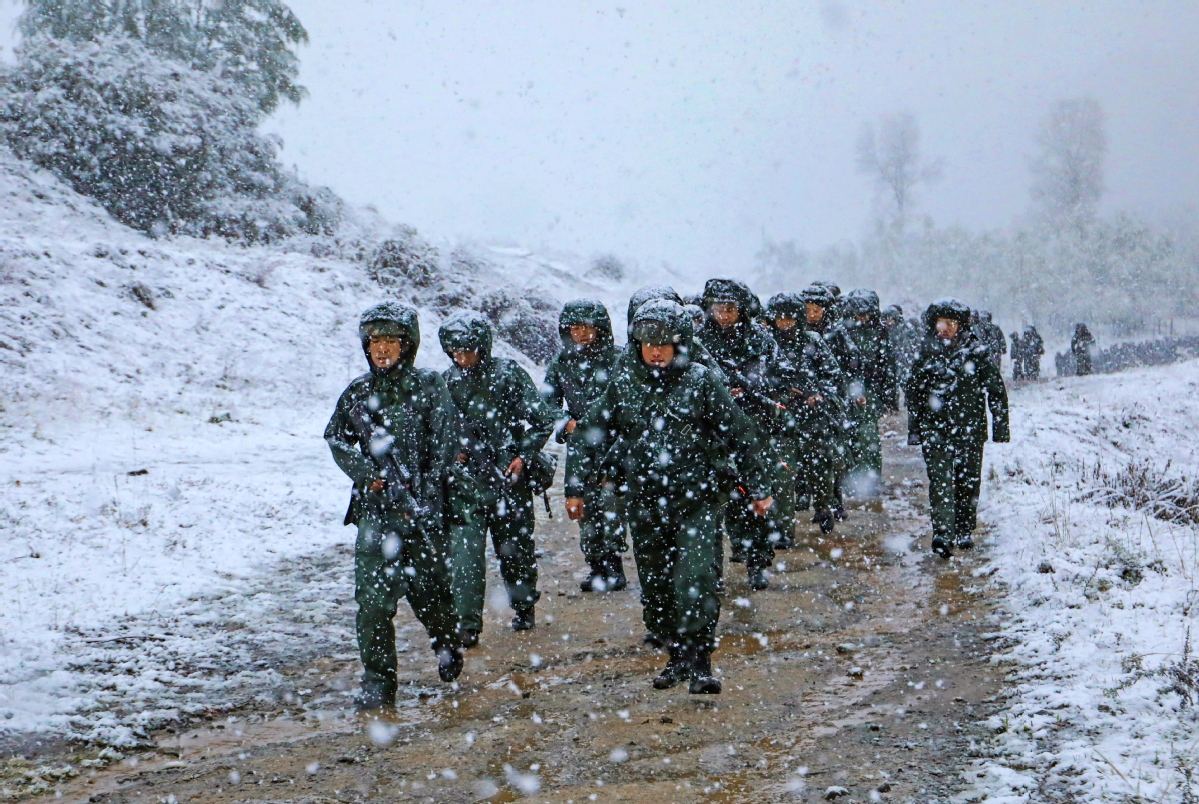 10公里长途行军中,官兵在雪中前行