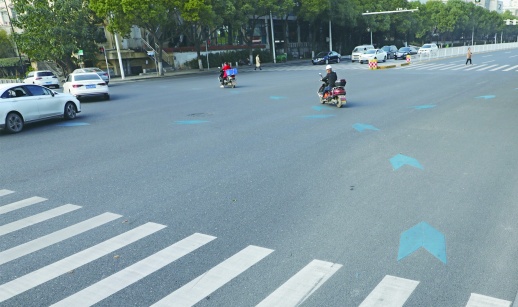 长沙首创非机动车组合交通标志 骑车出行，跟着蓝色路标走