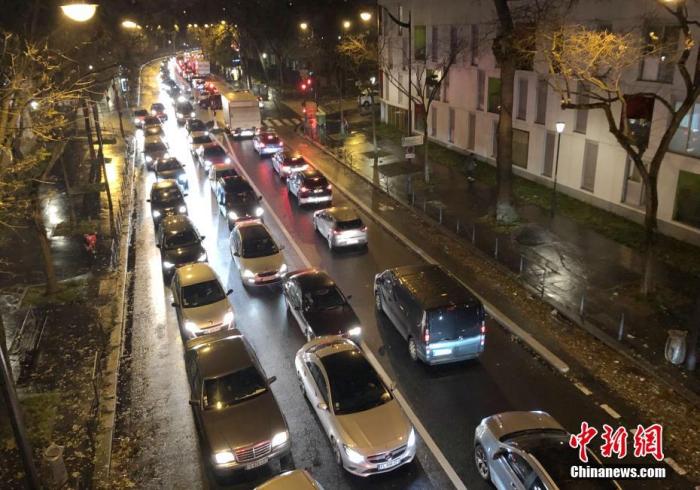 "当地时间12月6日，法国大罢工持续进行。更多民众选择开车出行，巴黎交通陷入严重拥堵。6日晚，包括巴黎在内的法兰西岛大区堵车长度一度达500公里。<a