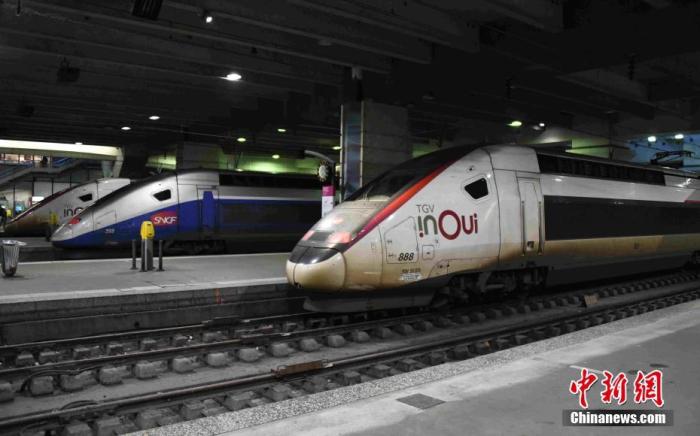 "当地时间12月6日，法国大罢工持续进行。在巴黎蒙帕纳斯火车站，大批列车停运，站台空无一人。6日晚公布的数据显示，有高达87.2%的法国火车司机当天罢工。<a