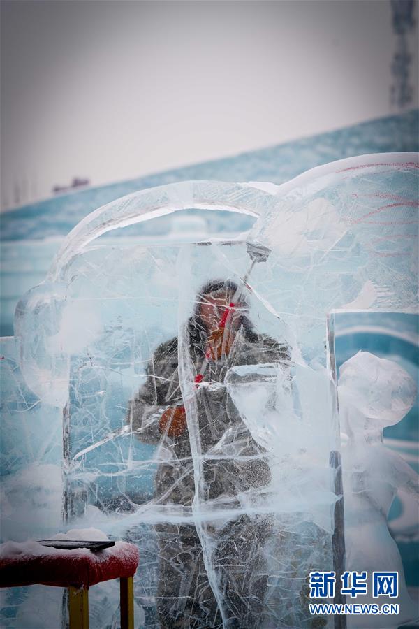 （社会）（4）哈尔滨国际冰雕比赛：“芳容”初现