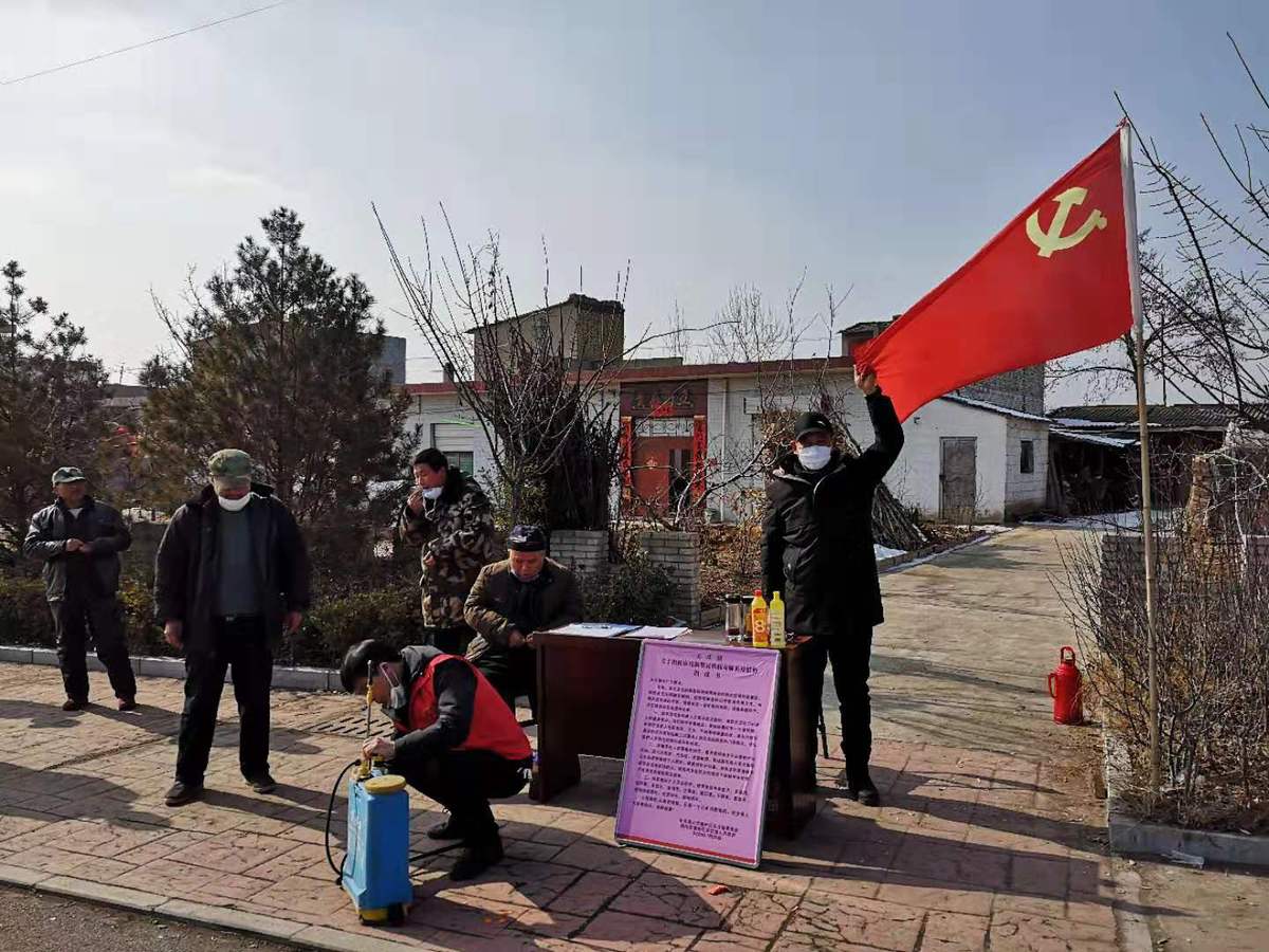 耀州区关庄镇墓坳村第一书记张新军带领村干部在防控监测点开展防控