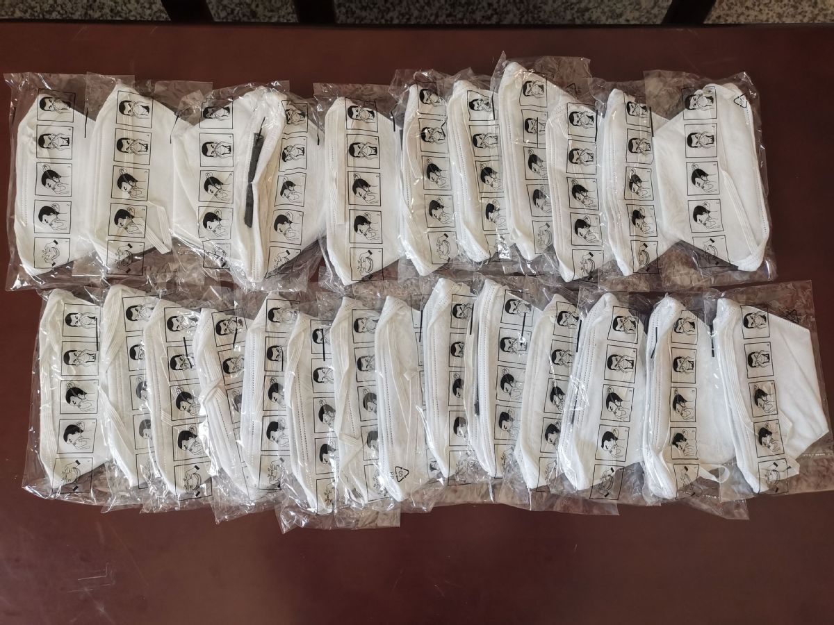 图1为：赵某为民警捐赠的50只口罩