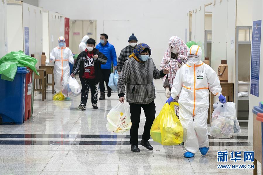 （聚焦疫情防控）（6）武汉首个方舱医院开始收治病人