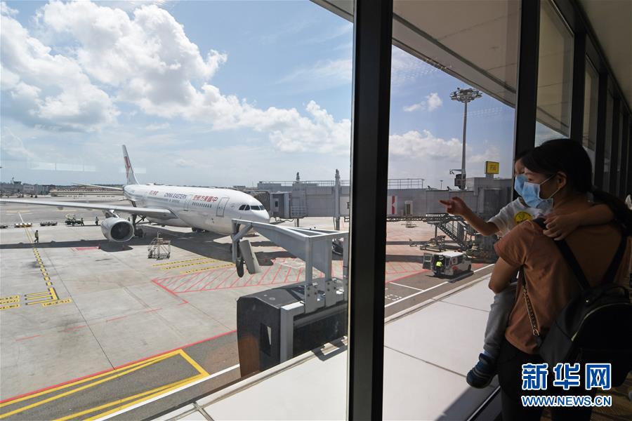 （国际）（9）中国政府包机从新加坡接回147名湖北籍旅客