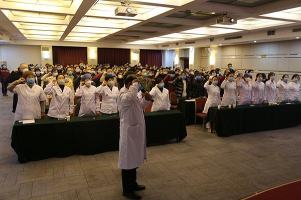 致敬！这场战“疫”中无比鲜艳的旗帜