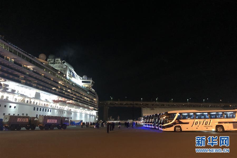 （国际）（2）“钻石公主”号邮轮部分中国乘客乘包机返港