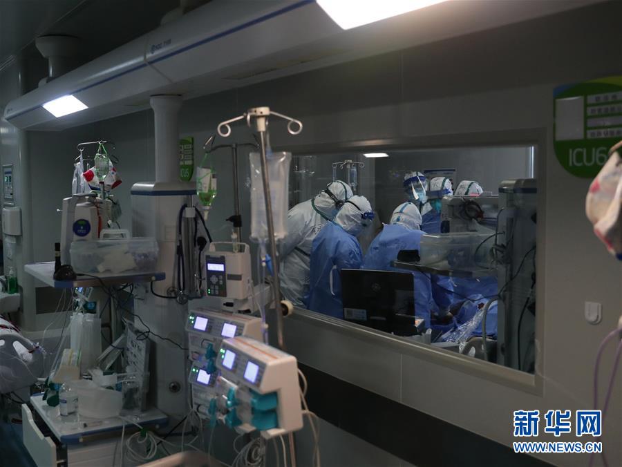 #（聚焦疫情防控）（2）武汉：多地医生联手抢救危重新冠肺炎患者