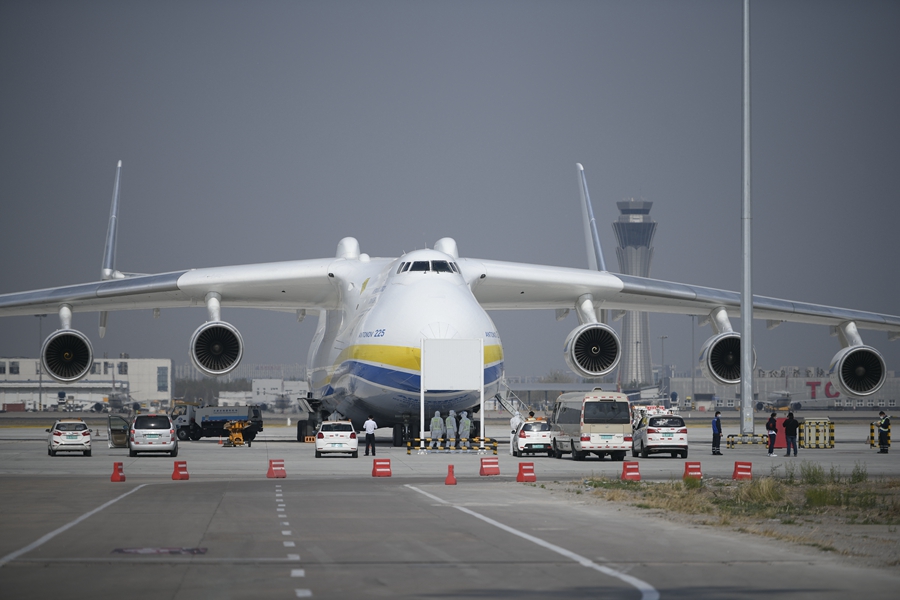 乌克兰安东诺夫航空公司an225运输机在天津滨海国际机场装载防疫物资