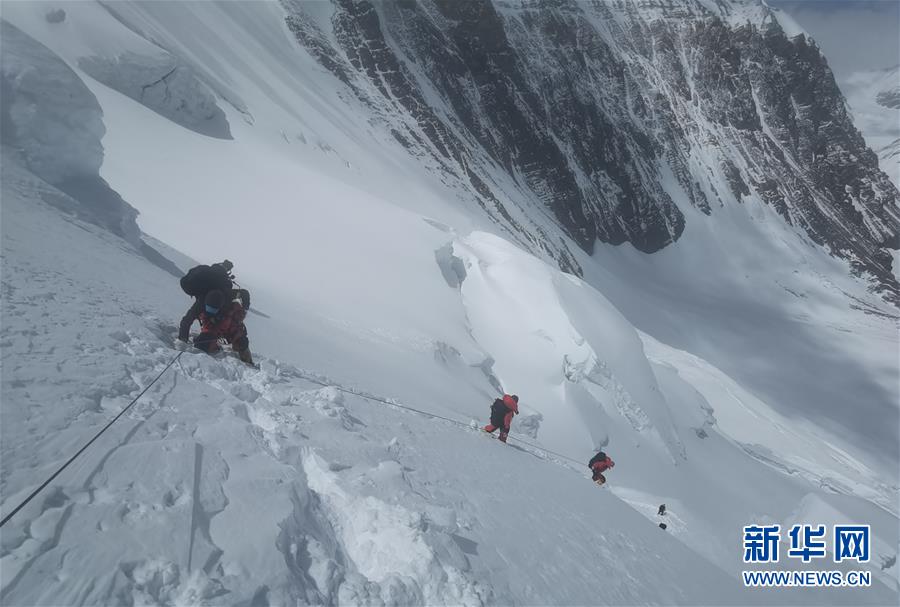（2020珠峰高程测量）（2）受天气影响 至珠峰峰顶攀登路线未修通