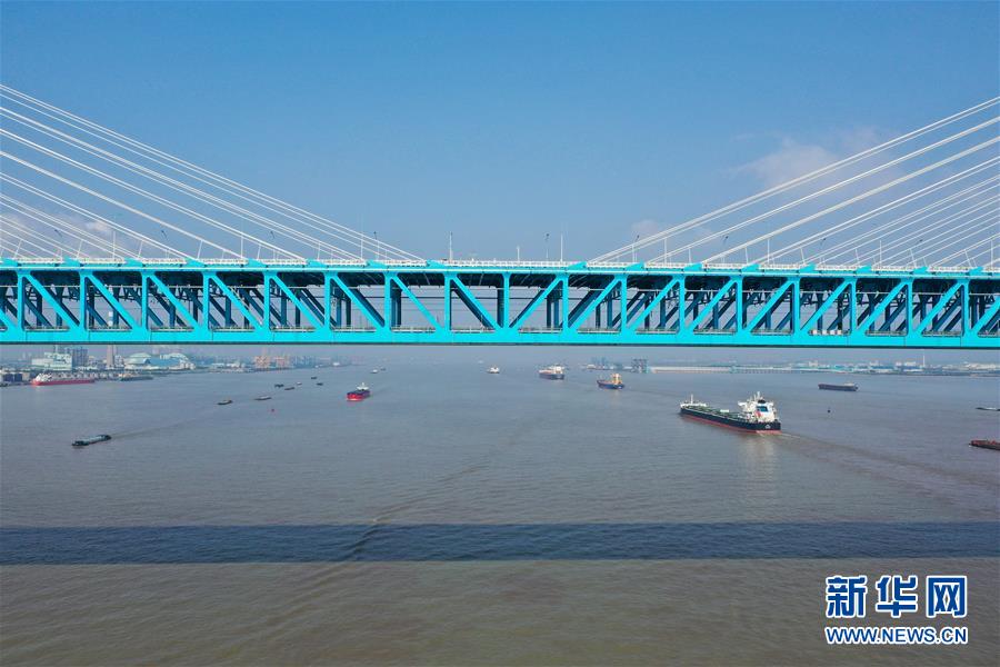 （经济）（7）沪苏通长江公铁大桥即将通车