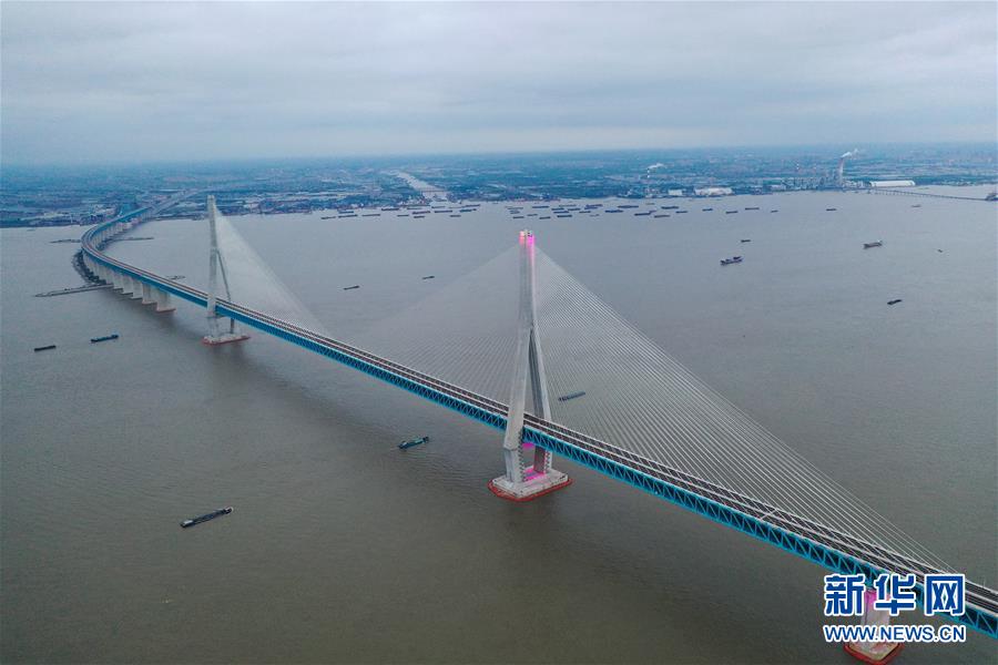 （经济）（9）沪苏通长江公铁大桥即将通车