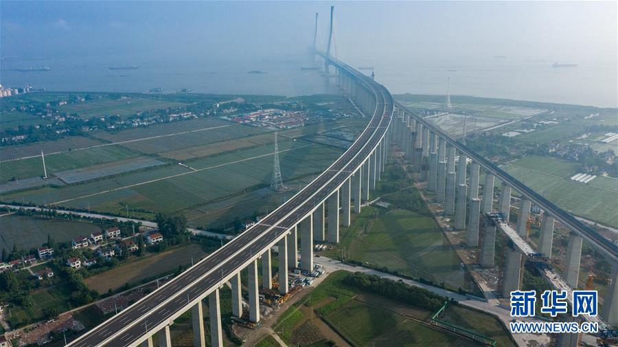 （经济）（10）沪苏通长江公铁大桥即将通车
