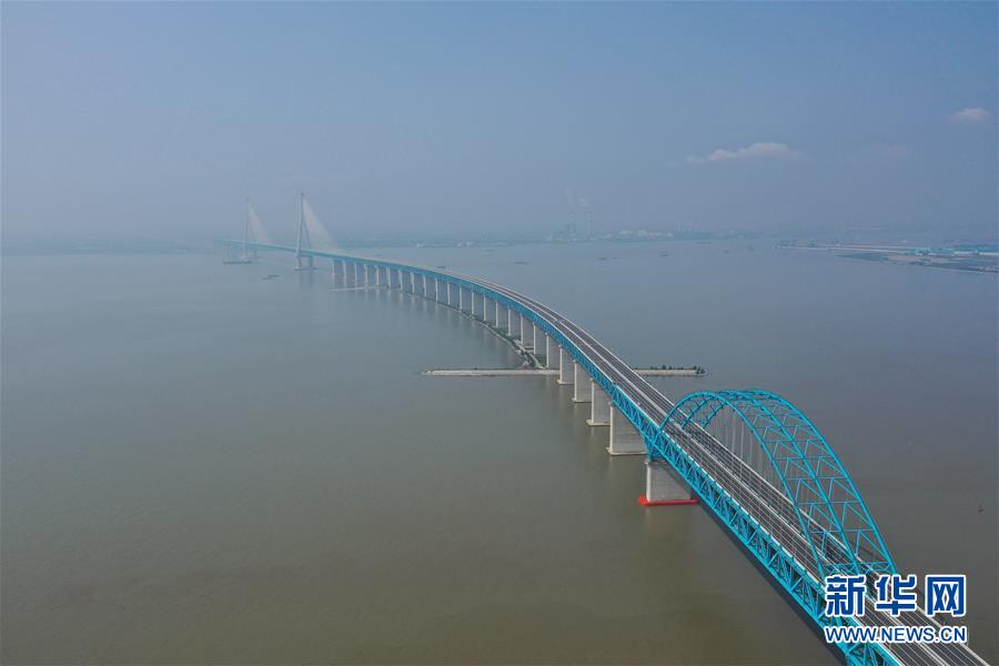 （经济）（11）沪苏通长江公铁大桥即将通车