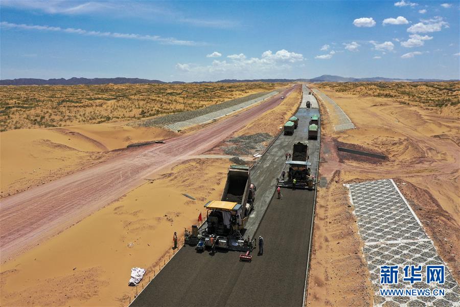 （经济）（1）宁夏首条沙漠高速公路建设正酣