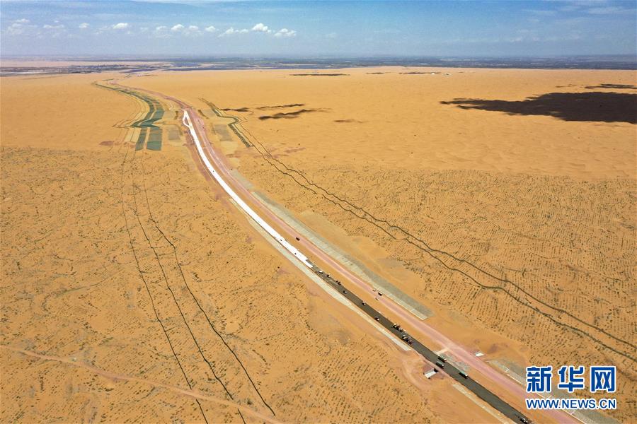 （经济）（2）宁夏首条沙漠高速公路建设正酣
