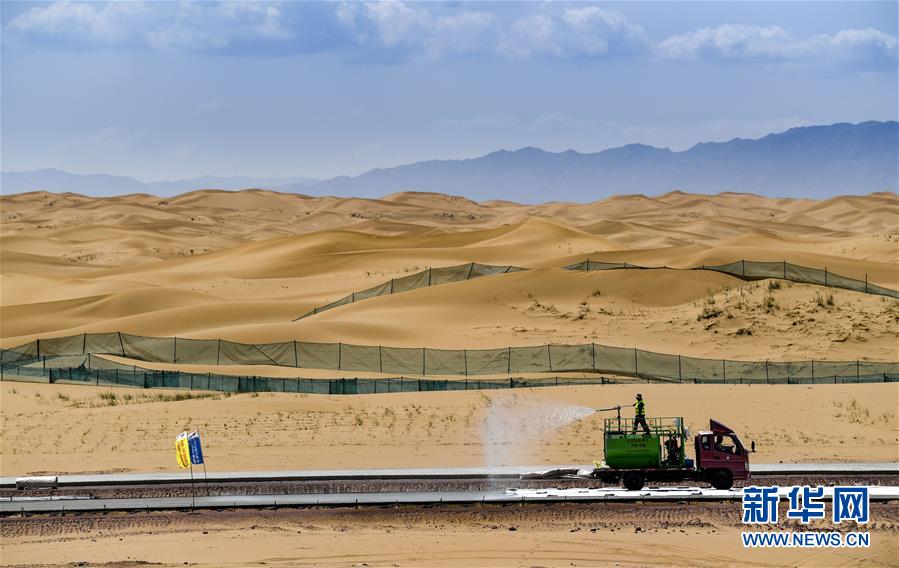 （经济）（4）宁夏首条沙漠高速公路建设正酣