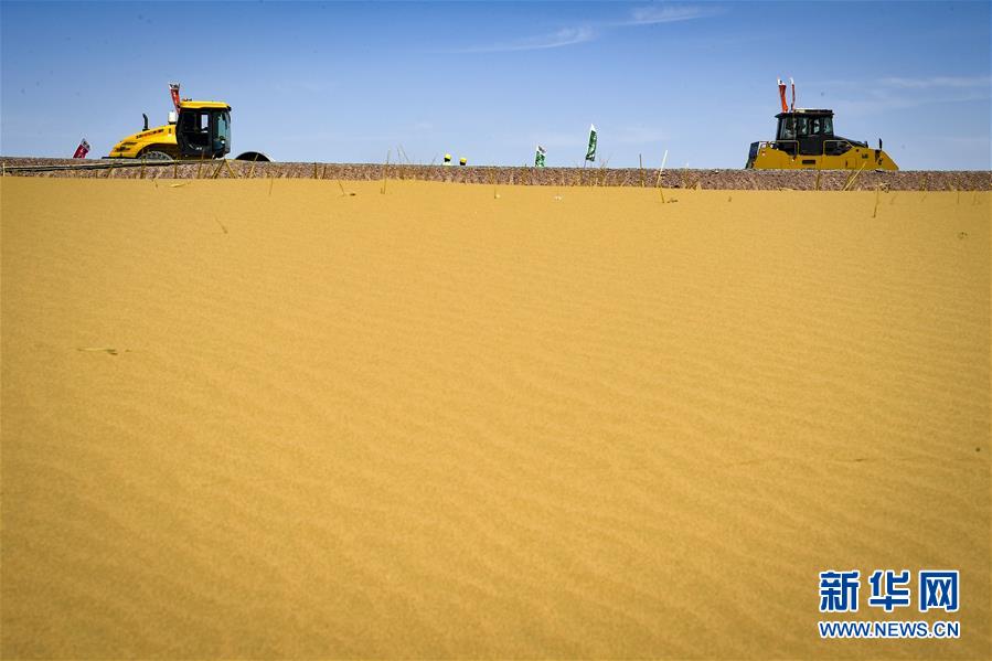 （经济）（5）宁夏首条沙漠高速公路建设正酣