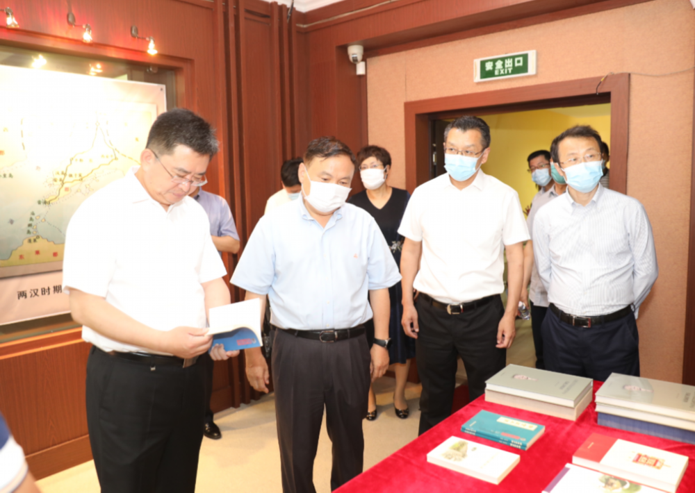 大连市政协主席王启尧一行来我校调研