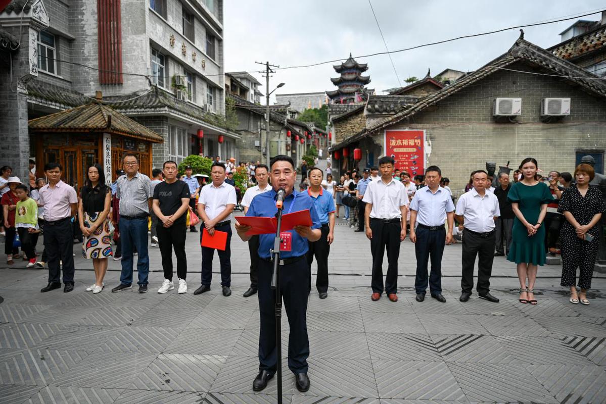 石泉县全域旅游领导小组副组长罗来琦主持开幕式