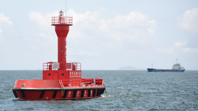 采用北斗航标遥测遥控装置的一艘大型灯船投放在珠江口担杆水道（2019年6月20日摄）新华社图