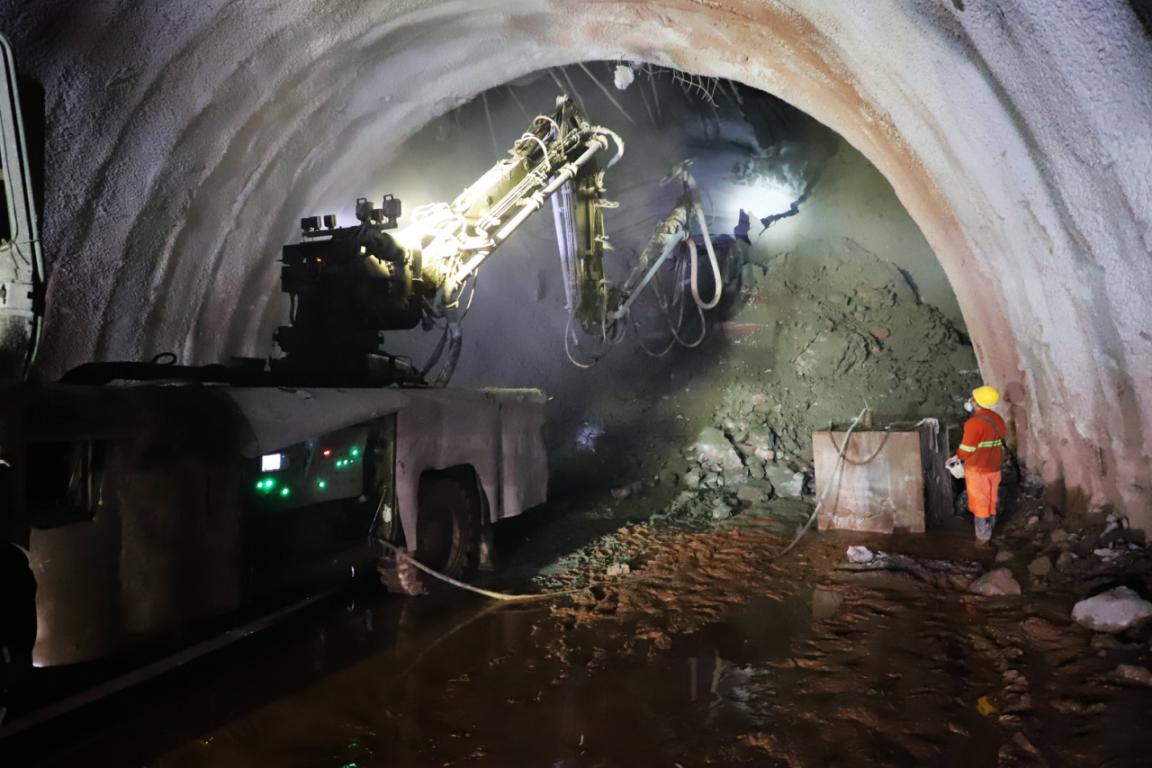 隧道采用锚杆台车在洞内开展作业(许鹏健 摄)中老铁路重点控制性工程