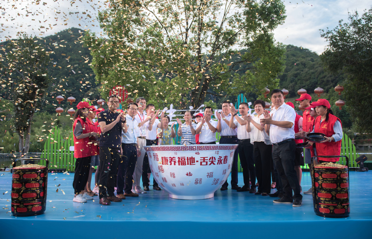 8月14日，在福建省泉州市永春县举行的美食比赛活动上举行的启动仪式。 (1)