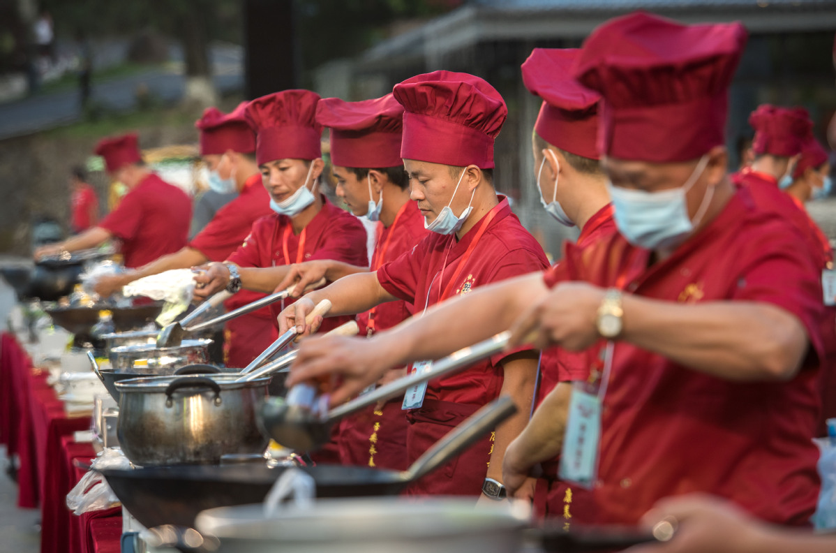 8月14日，在福建省泉州市永春县举行的美食比赛活动上，厨师正用心于烹饪中。（康庆平 摄影） (4)