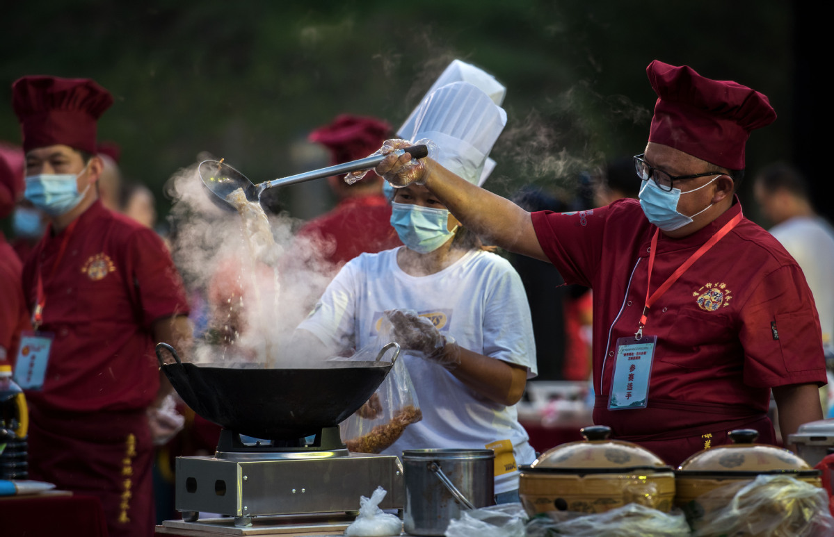 8月14日，在福建省泉州市永春县举行的美食比赛活动上，厨师正用心于烹饪中。（康庆平 摄影） (2)