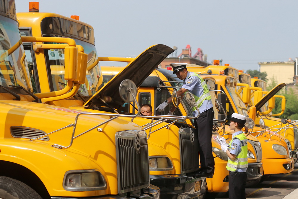 8月24日，安徽省淮北市公安局交警支队三大队民警对辖区一所学校的校车进行安全检查。