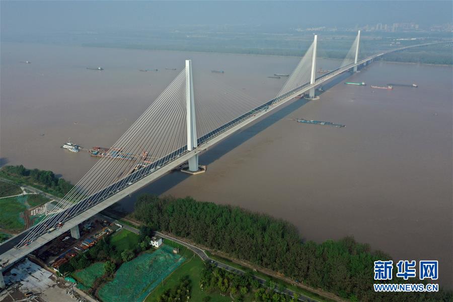 #（经济）（1）南京长江第五大桥进入跨江主桥桥面铺装阶段