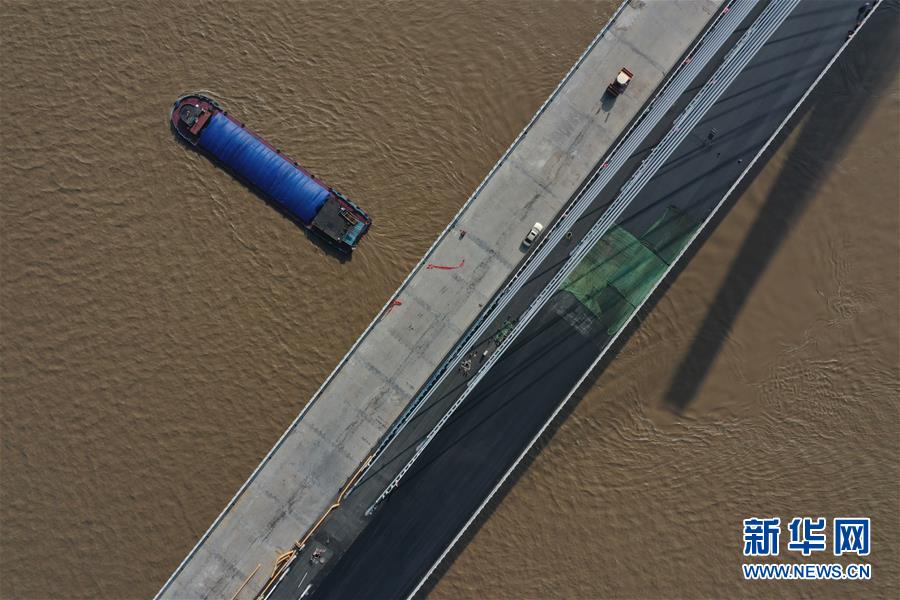 #（经济）（2）南京长江第五大桥进入跨江主桥桥面铺装阶段