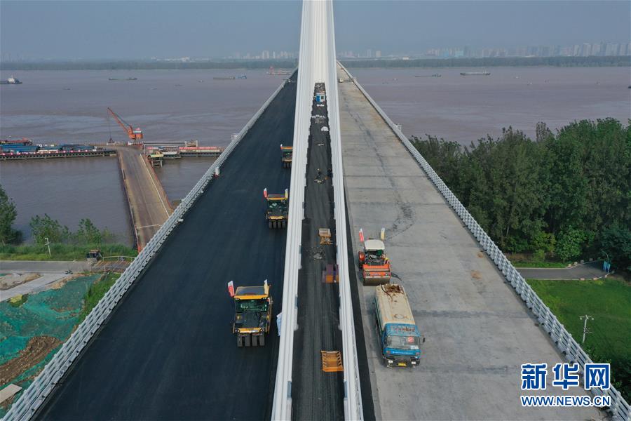 #（经济）（3）南京长江第五大桥进入跨江主桥桥面铺装阶段