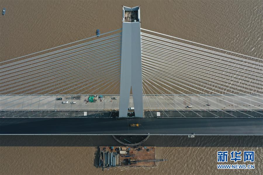 #（经济）（4）南京长江第五大桥进入跨江主桥桥面铺装阶段