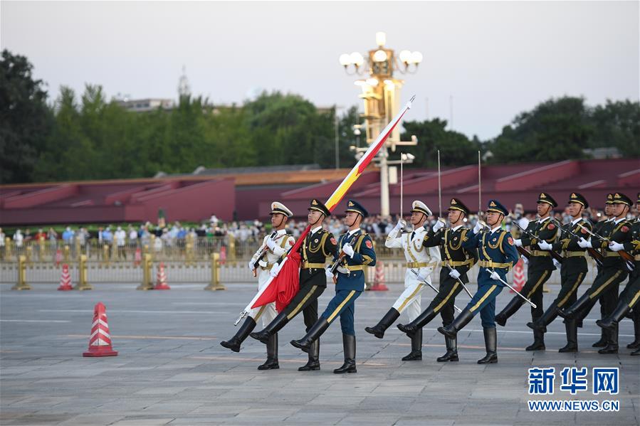 （社会）（2）天安门广场举行升旗仪式