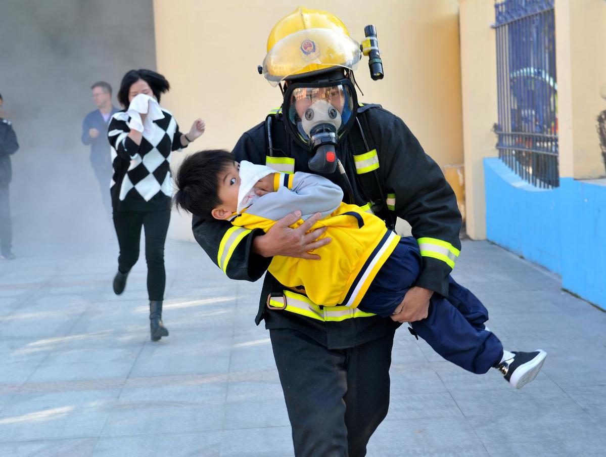 威远县连界镇中心幼儿园开展火灾应急疏散演练活动|连界镇|威远县|火灾_新浪新闻