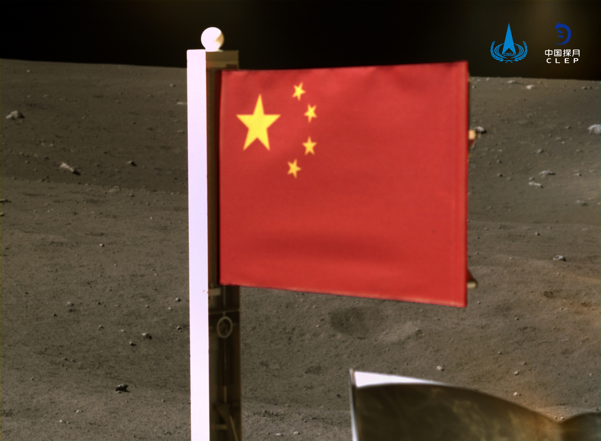国家航天局公布嫦娥五号月表国旗展示照片 嫦娥五号为什么要去月球挖土