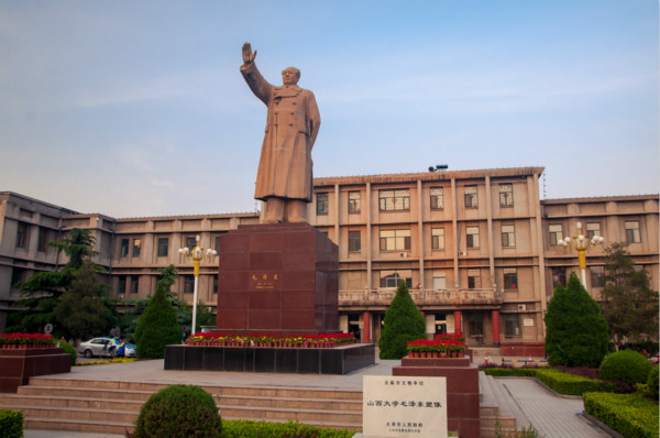 DSC_0666_图四：矗立在山西大学文学院楼前的毛主席塑像。李孟远摄、 (1)_meitu_4
