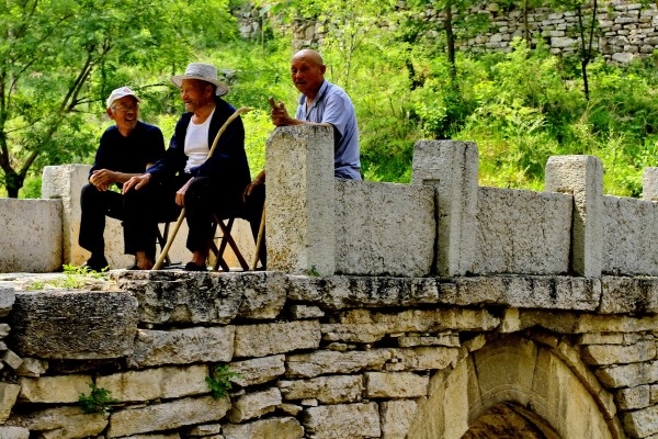 conew_山东省青州市井塘古村的老人们在村头的明代古桥上乘凉-鞠传江摄影 (1)