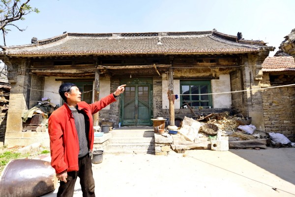 conew_山东莱芜市南文字村的村主任张荣海在介绍张家大院的历史-鞠传江摄影