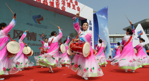 居住在威海的韩国大妈在国际食品博览会上表演韩国长鼓舞--2-鞠传江摄影