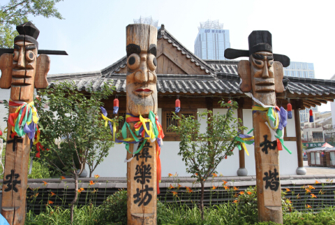 威海韩乐坊的韩国木雕塑-鞠传江摄影