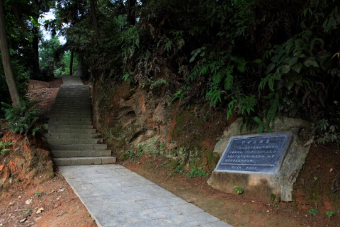 昆仑关山脚下日军中村正雄的墓碑。