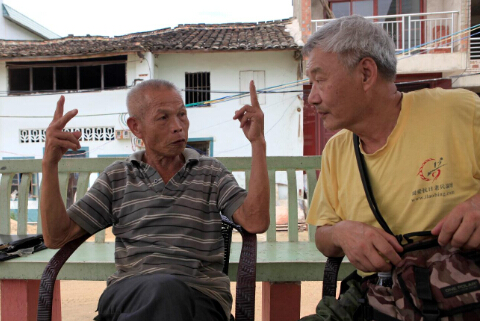 80多岁的村民潘永程在向容杰讲述当年的“大刀队”。