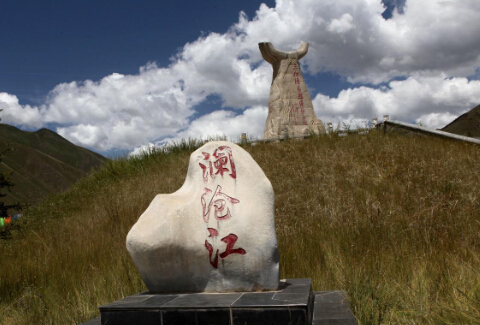 青海玉树藏族自治州的“三江源自然保护区”纪念园内代表澜沧江源头的纪念碑